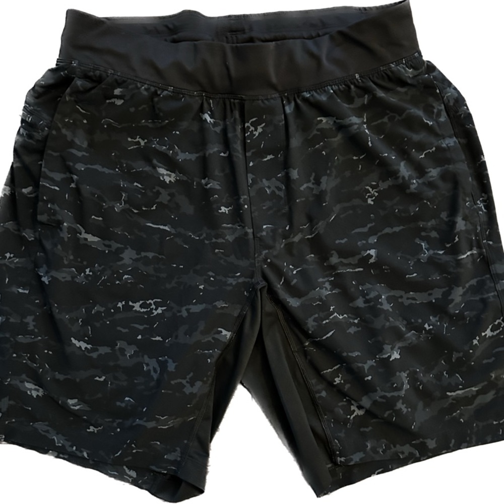 Lululemon Men’s Shorts Size L (lined) with drawstring and front and back pockets